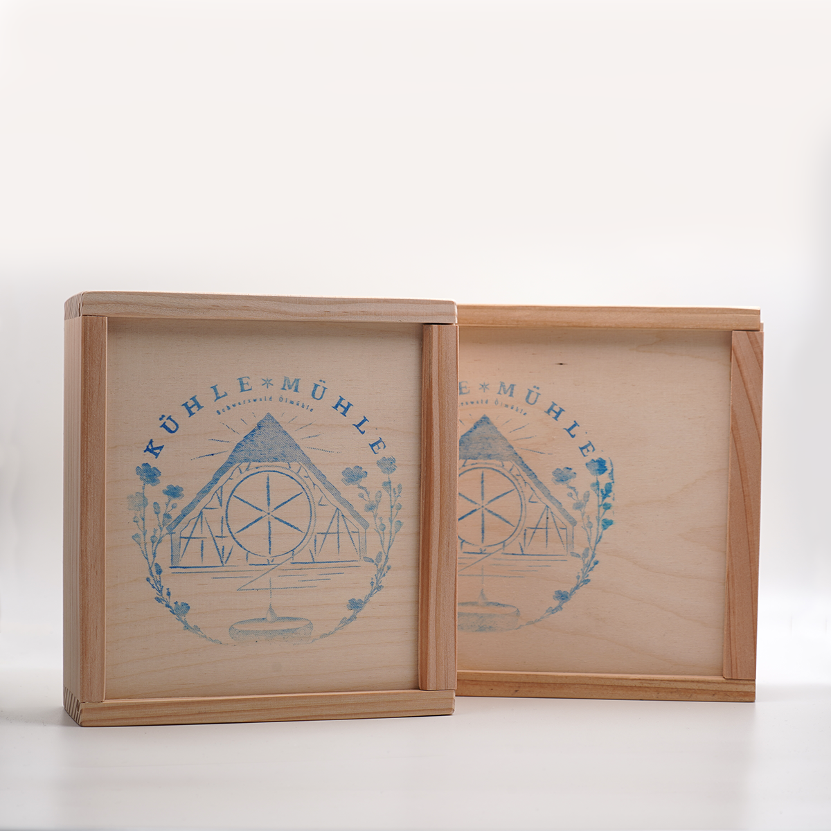 Präsentkistchen aus Holz der KÜHLEN MÜHLE in zwei verschiedenen Größen